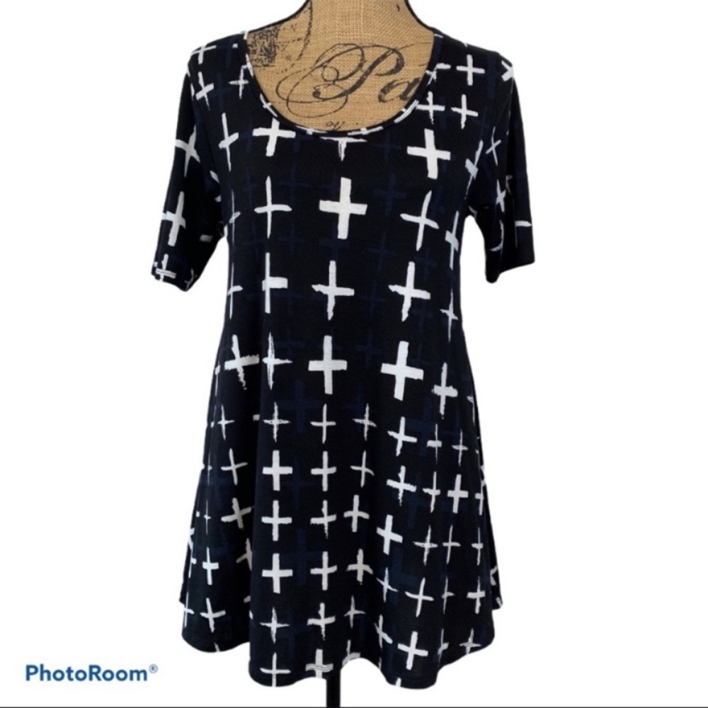 LuLaRoe Perfect Tee XS – Black & White Cross Print Oversized Swing Top